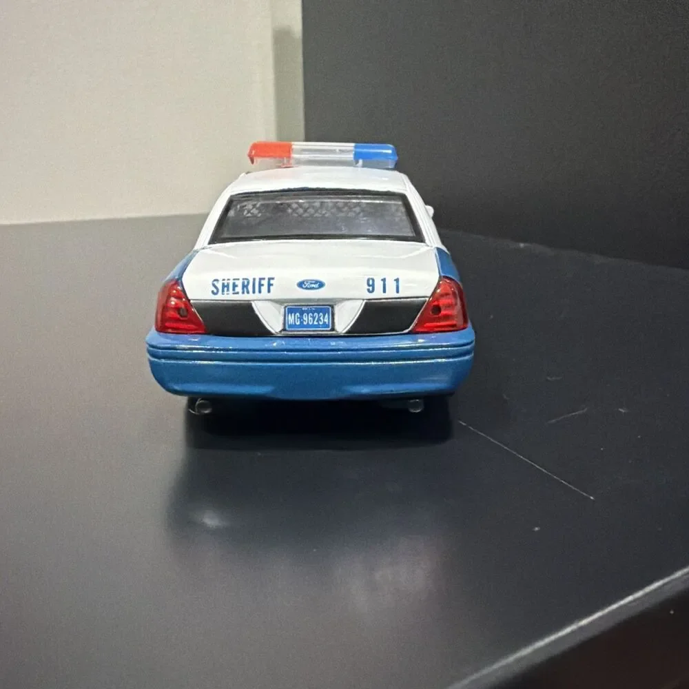Jada 1/32 Scale 35728 - Rick Grimes Ford Crown Victoria Sheriff The Walking Dead